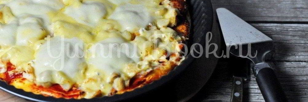 Пицца с курицей, грибами и ананасами