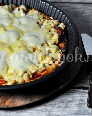 Пицца с курицей, грибами и ананасами