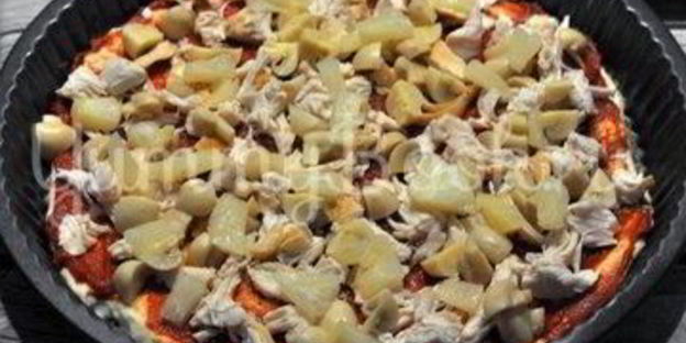 пицца с курицей, грибами и ананасами