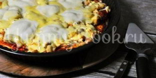 пицца с курицей, грибами и ананасами