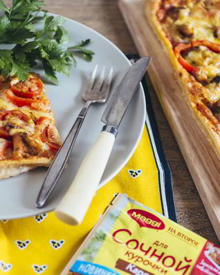 Пицца с курицей карри на слоеном тесте