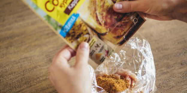 пицца с курицей карри на слоеном тесте