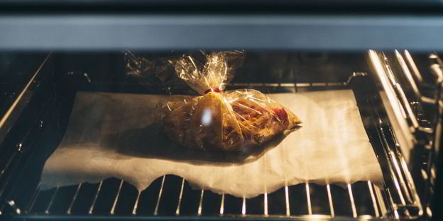 пицца с курицей карри на слоеном тесте