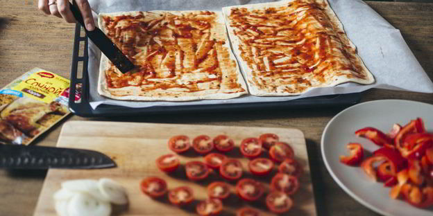 пицца с курицей карри на слоеном тесте