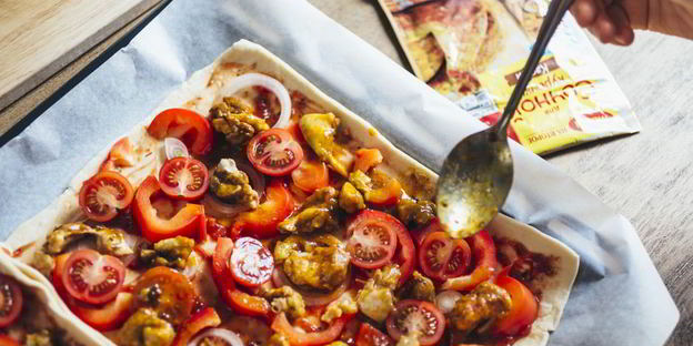 пицца с курицей карри на слоеном тесте