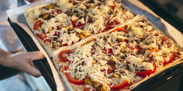 пицца с курицей карри на слоеном тесте