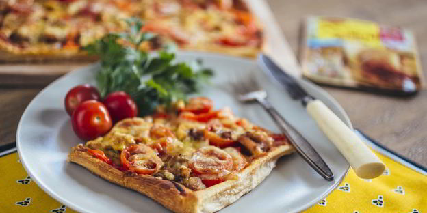 пицца с курицей карри на слоеном тесте