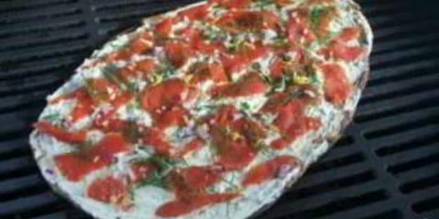 пицца с лососем