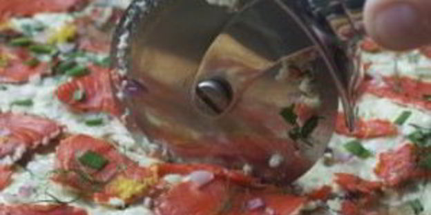 пицца с лососем