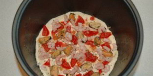 пицца с морепродуктами в мультиварке