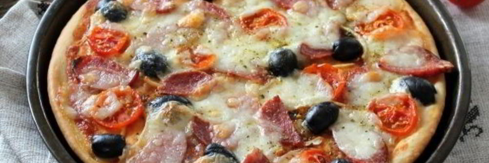 Пицца с моцареллой и колбасой