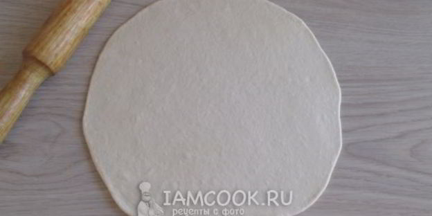 пицца с моцареллой и колбасой