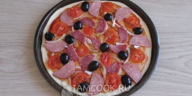 пицца с моцареллой и колбасой