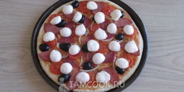 пицца с моцареллой и колбасой
