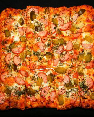 Пицца с огурцами и колбасой