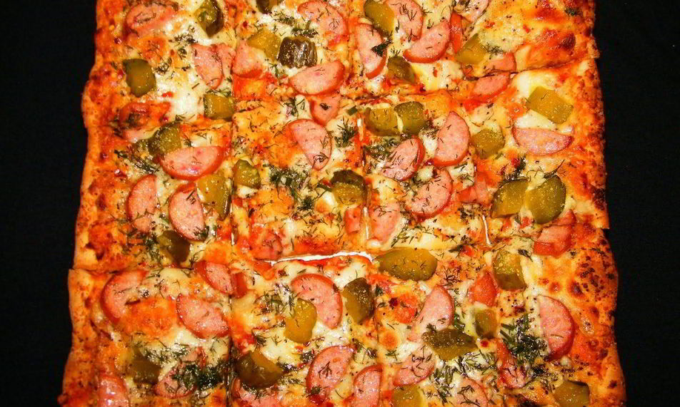 Рецепт пиццы с огурцами и колбасой