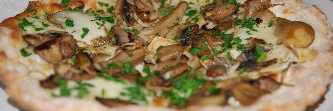 Пицца с шампиньонами и сыром