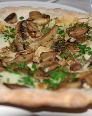 Пицца с шампиньонами и сыром