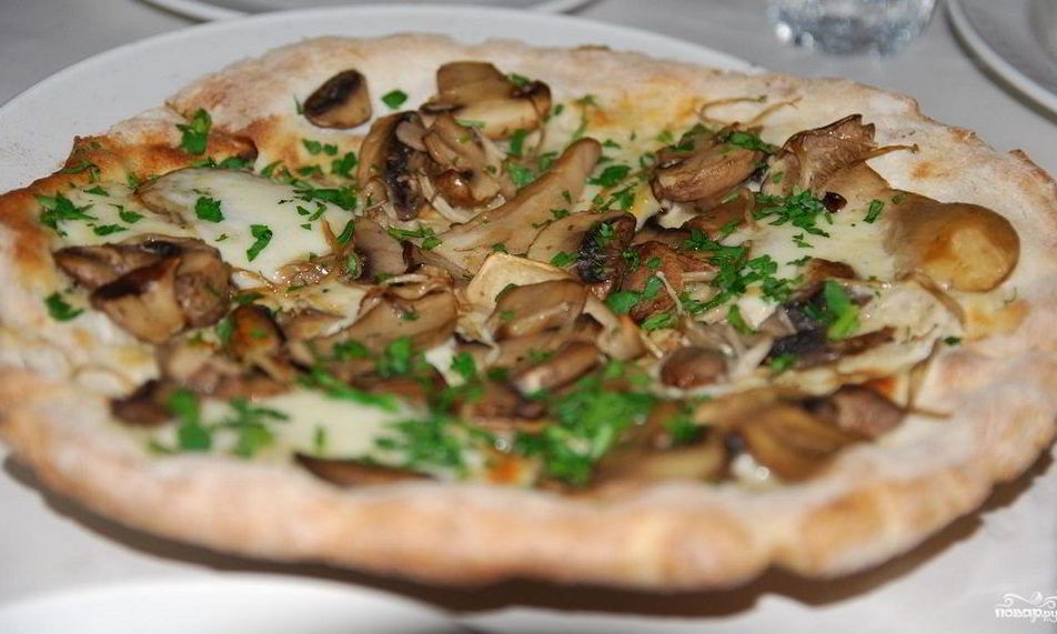 Рецепт пиццы с шампиньонами и сыром
