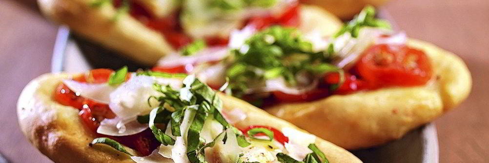 Пицца с томатами и козьим сыром