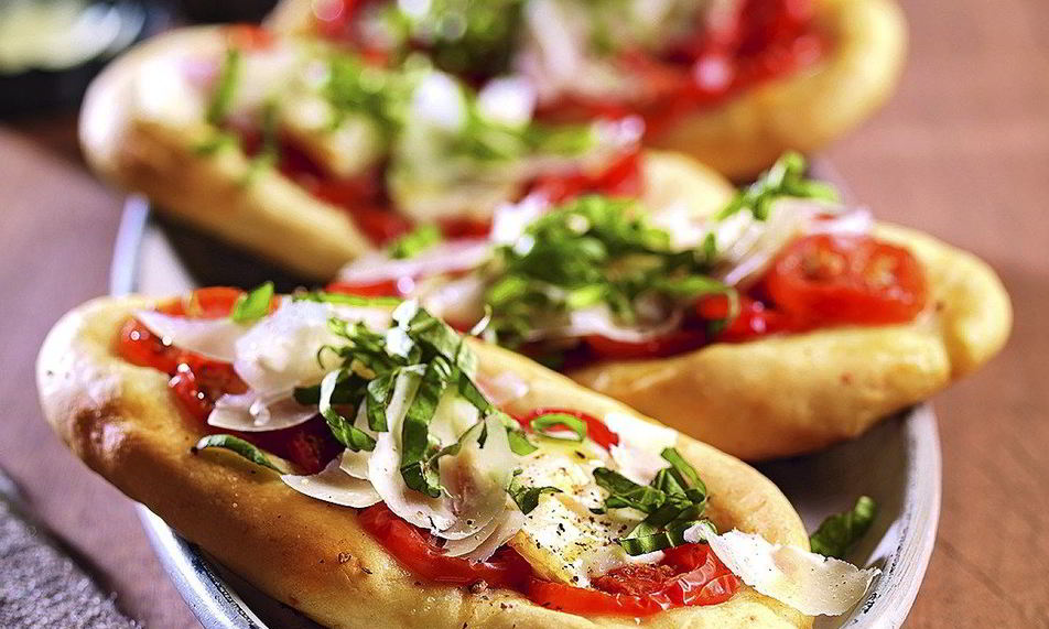 Рецепт пиццы с томатами и козьим сыром