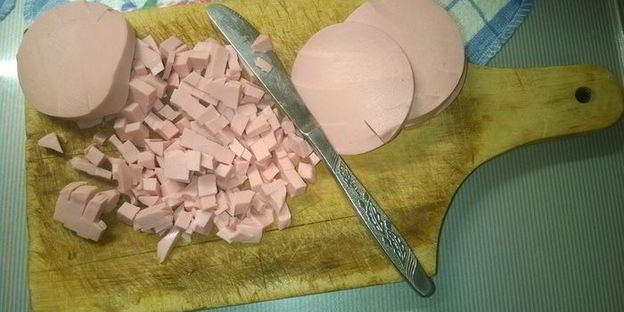 пицца с вареной колбасой