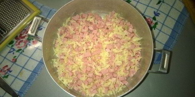 пицца с вареной колбасой