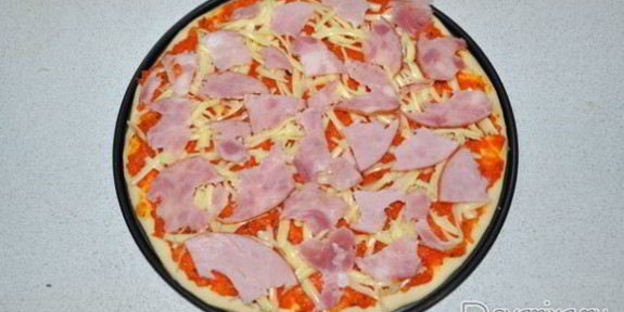 пицца с ветчиной и сыром