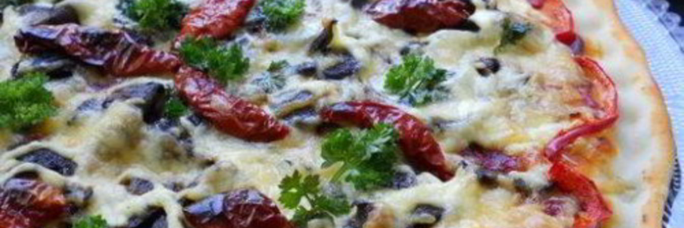 Пицца с вялеными томатами и брынзой