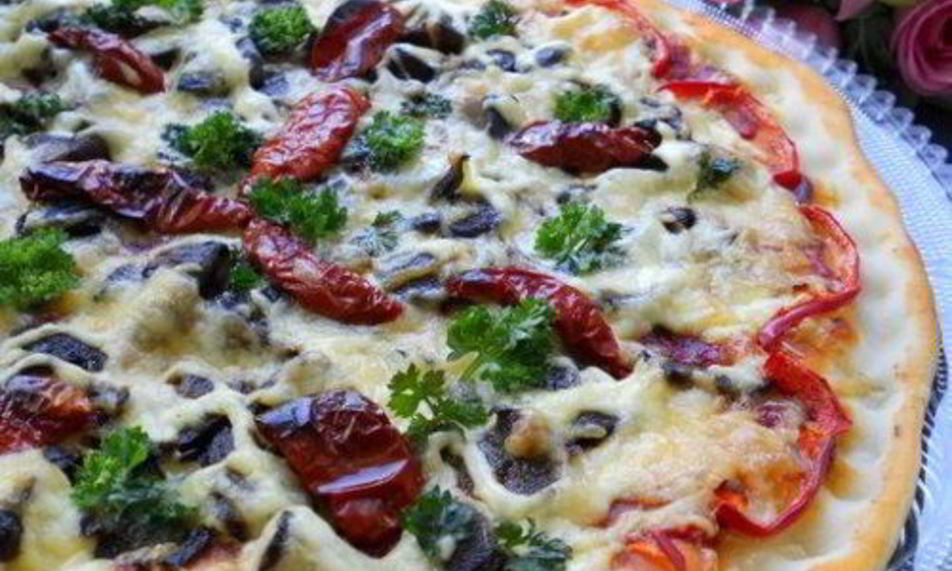 Рецепт пиццы с вялеными томатами и брынзой