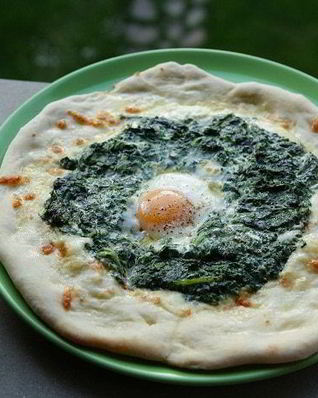 Пицца с яйцом и шпинатом