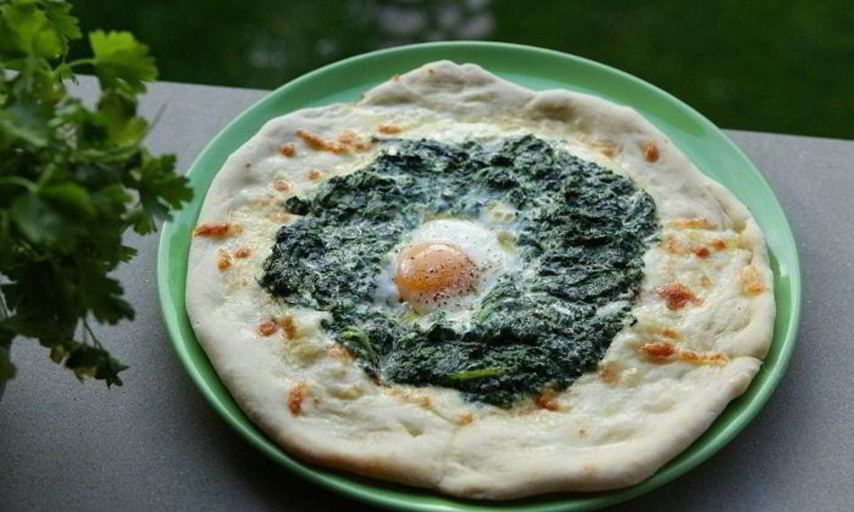 Рецепт пиццы с яйцом и шпинатом