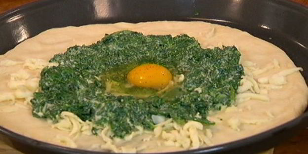 пицца с яйцом и шпинатом