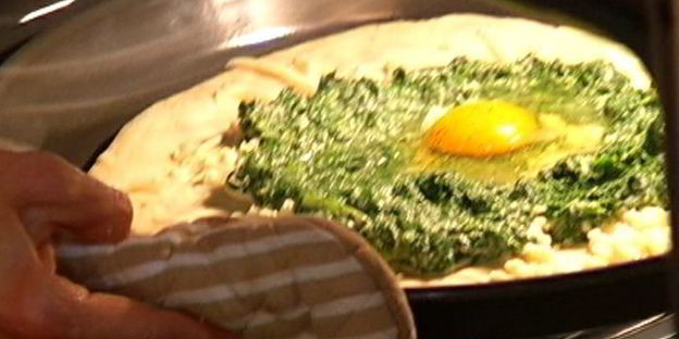 пицца с яйцом и шпинатом