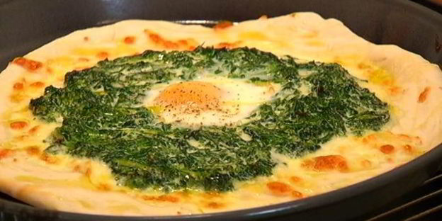 пицца с яйцом и шпинатом