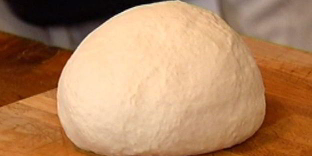 пицца с яйцом и шпинатом