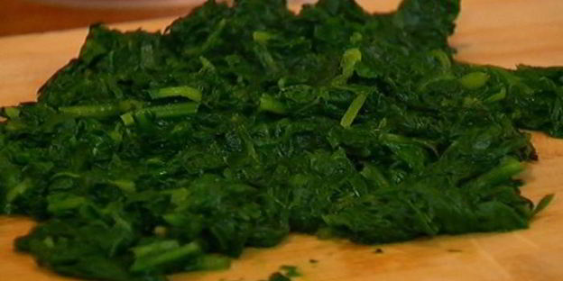 пицца с яйцом и шпинатом