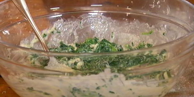 пицца с яйцом и шпинатом