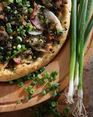 Пицца с зеленым луком и тимьяном