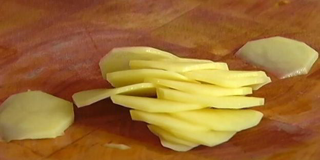 пицца с зеленым луком и тимьяном