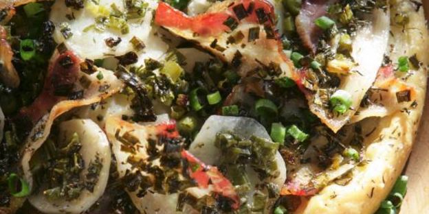 пицца с зеленым луком и тимьяном