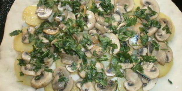 постная пицца с картофелем и грибами