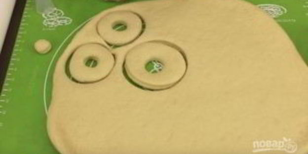 американские пончики, покрытые шоколадом