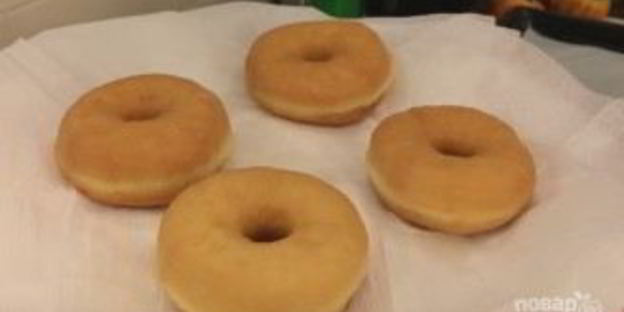 американские пончики, покрытые шоколадом