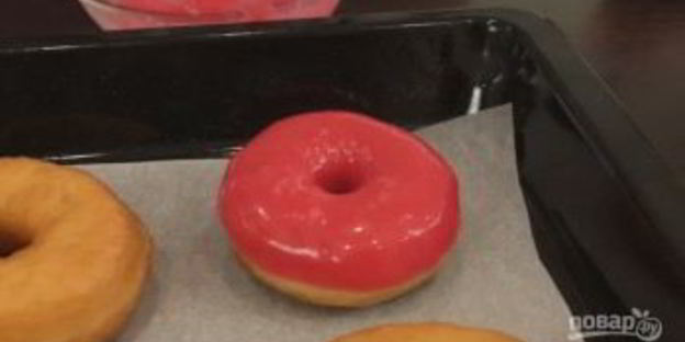 американские пончики, покрытые шоколадом