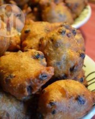 Дрожжевые пончики с изюмом