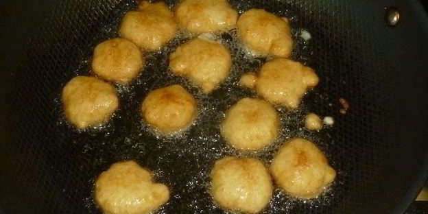 пончики на кефире с пряным сахаром и шоколадным соусом