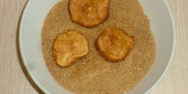 пончики на кефире с пряным сахаром и шоколадным соусом