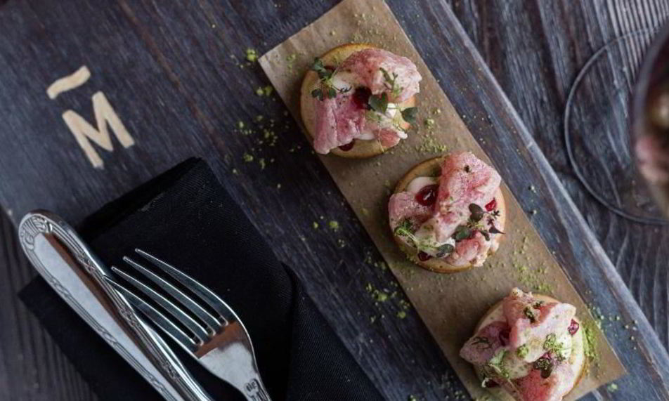 Рецепт пончиков с тунцом, айоли из птицы и брусникой