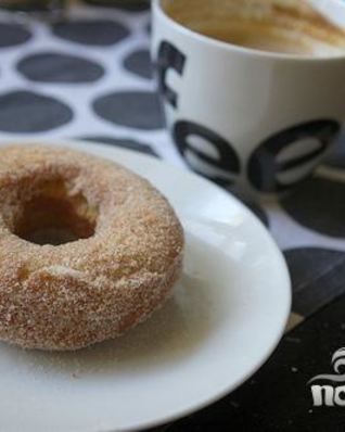 Пончики с ванильной глазурью и посыпкой